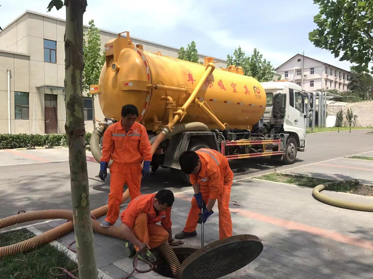 细河管道疏通车停在窨井附近