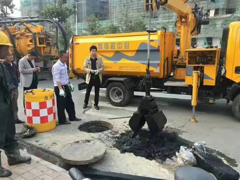 细河街道：网格员化身“清道夫”，为民解忧疏通“堵心”化粪池