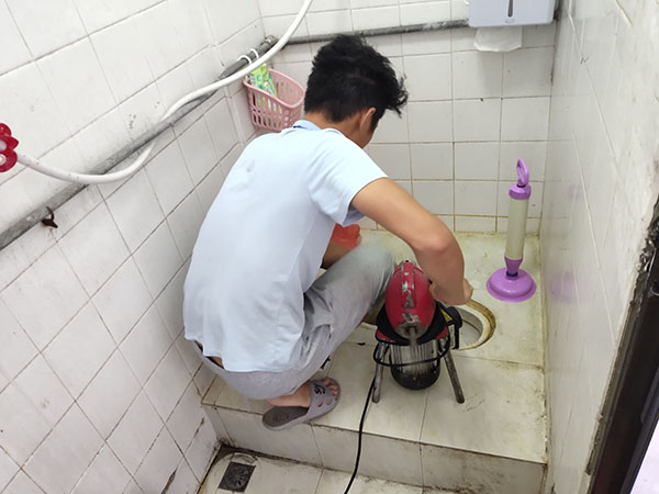 细河肥皂掉到马桶里把马桶堵住了怎么办？马桶堵住了怎么办