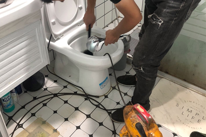 细河马桶堵塞自己疏通还是找师傅?专业上门服务让你省时更省心